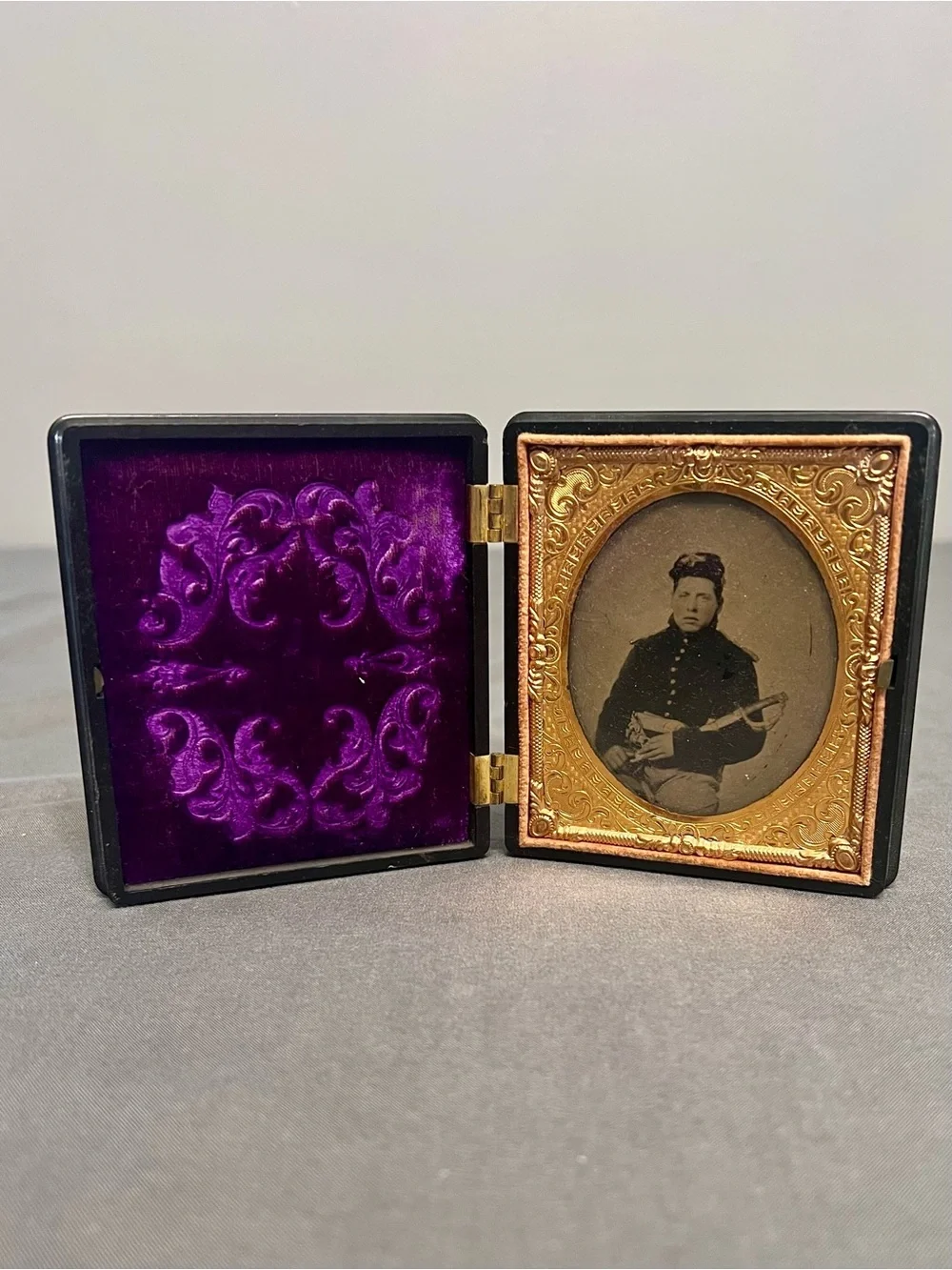 Antique Civil War Soldier W/ Sword Tintype Photo In Union Case Gutta Percha